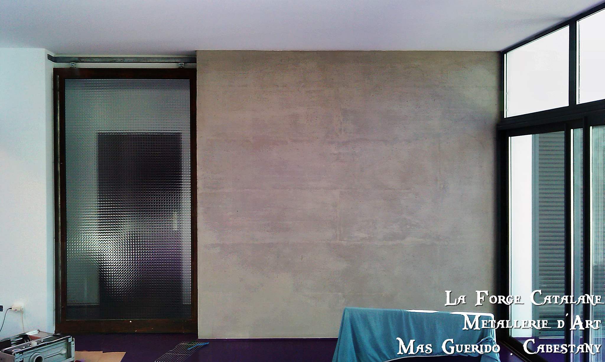 Porte a galandage avec vitrage forge catalane 2.jpg